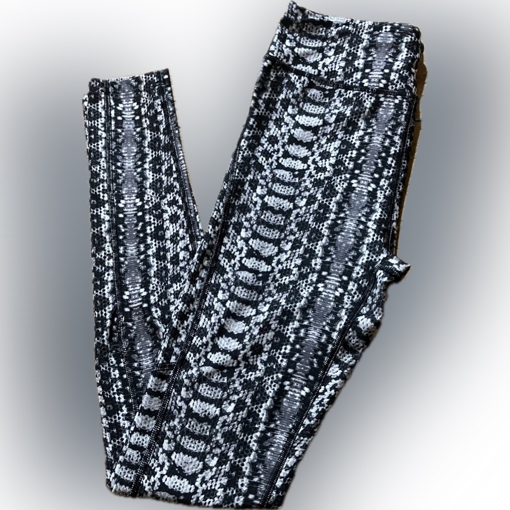 Under Armour Compression Heat Gear Leggings Size Small Snake Skin Print